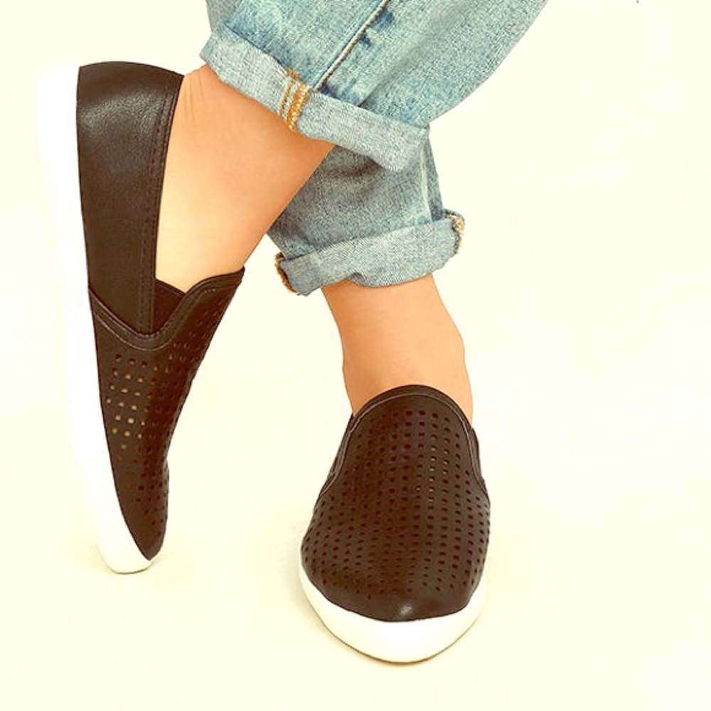 Black tennis shoes